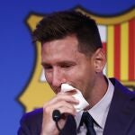 Lionel Messi no pudo evitar las lágrimas en la rueda de prensa de despedida