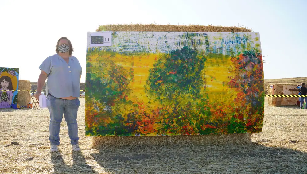 Una artista con su obra en Espirdo