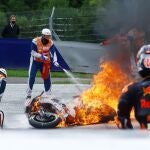 Los comisarios tratan de apagar las motos de Pedrosa y Savadori, que se incendieron en el accidente entre ambos en el Red Bull Ring de Spielberg