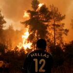 En la imagen, un incendio forestal en el pueblo de Pefki en Evia, Grecia. La ciencia admite ya efectos irreversibles del cambio climático en el planeta | Fuente: EFE/KOSTAS TSIRONIS