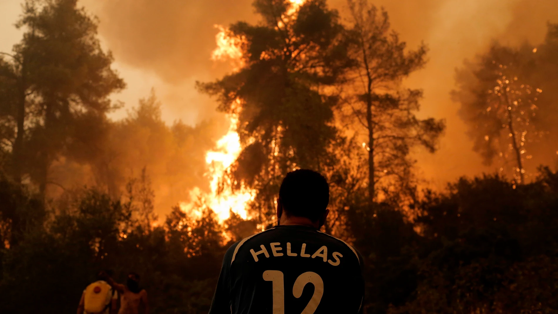 En la imagen, un incendio forestal en el pueblo de Pefki en Evia, Grecia. La ciencia admite ya efectos irreversibles del cambio climático en el planeta | Fuente: EFE/KOSTAS TSIRONIS