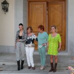 María Teresa Campos, junto a sus hijas y nieta, a las puertas de su antigua mansión en Las Rozas