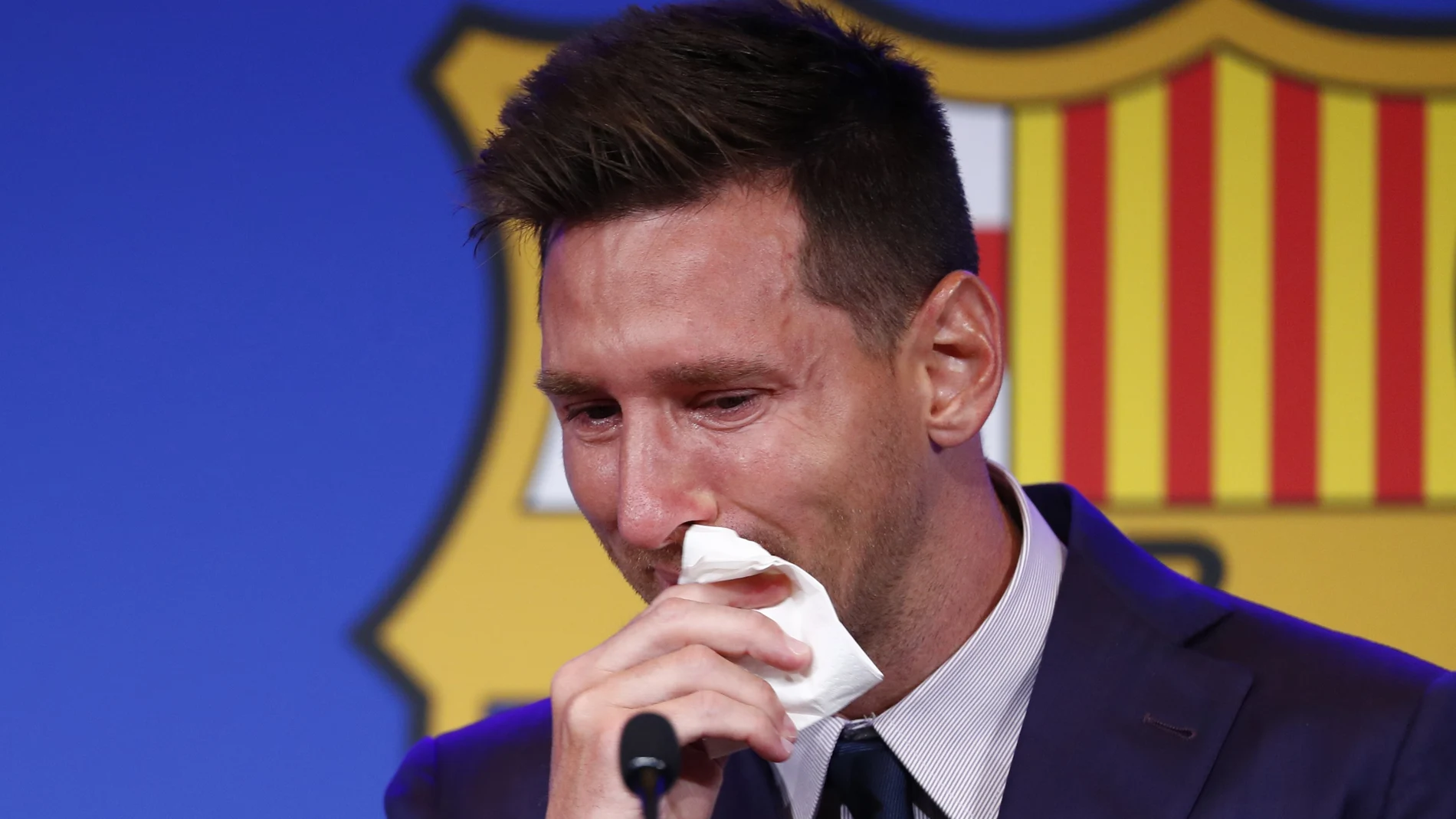 Messi llora durante su despedida del Barça