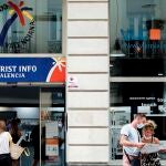 Varios turistas en una oficina de información turística en el centro de Valencia