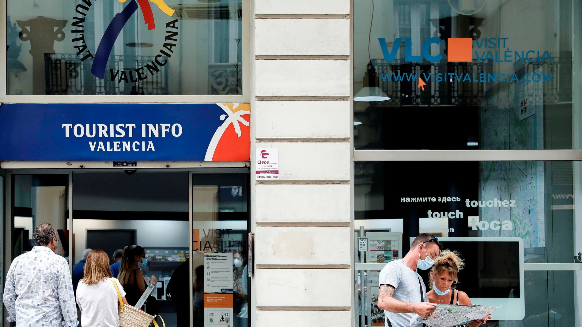 Varios turistas en una oficina de información turística en el centro de Valencia