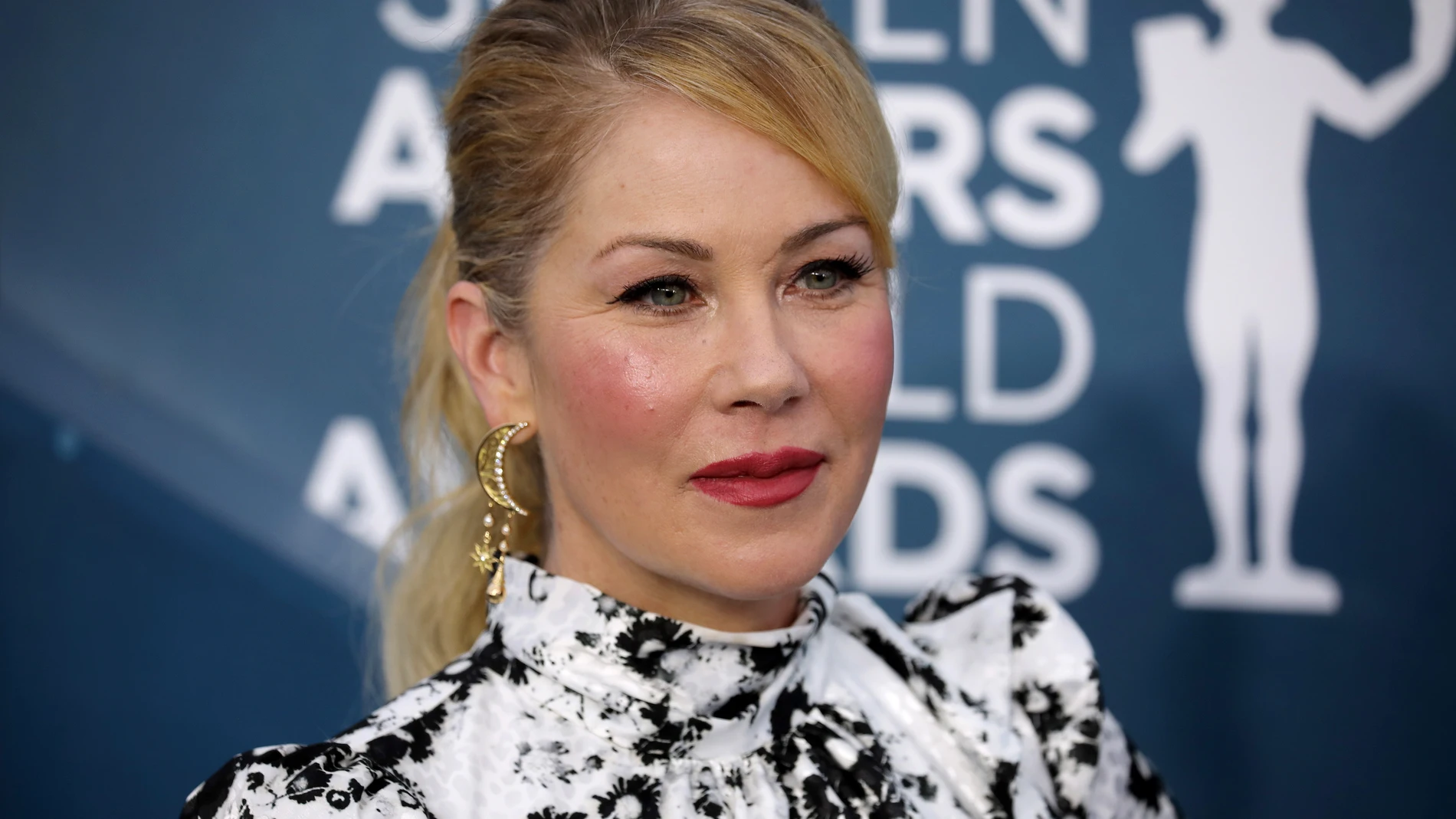 HI4148. LOS ÁNGELES (ESTADOS UNIDOS), 10/08/2021.- Fotografía de archivo del 19 de enero de 2020 que muestra a la actriz Christina Applegate durante la 26a ceremonia anual de premios del Screen Actors Guild, en el Shrine Auditorium de los Ángeles (EE.UU.). La actriz estadounidense Christina Applegate reveló este martes en su cuenta de Twitter que padece esclerosis múltiple. "Hola amigos. Hace unos meses fui diagnosticada con esclerosis múltiple. Ha sido un viaje extraño. Pero me han apoyado mucho otras personas que sé que también padecen esta enfermedad", escribió. EFE/ David Swanson ARCHIVO