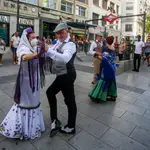 Una pareja baila el popular chotis en Lavapiés