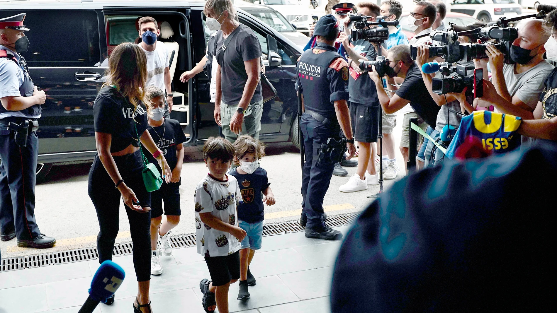 El delantero argentino Lionel Messi (c), acompañado por su esposa Antonella (i), sus hijos y de su ayudante personal Pepe Costa (d), a su llegada este mediodía a la Terminal corporativa del Aeropuerto del Prat de Barcelona, desde donde han partido hacia París.