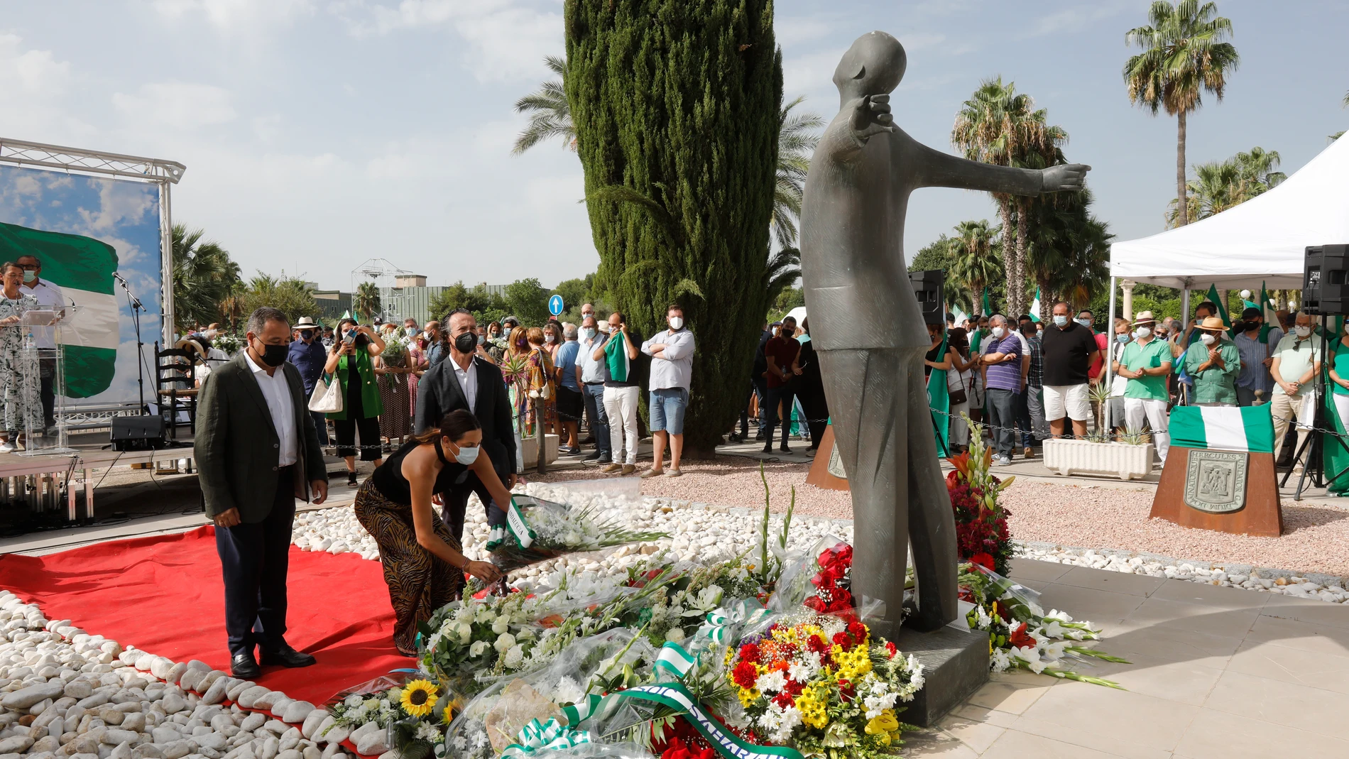 Ofrenda floral en el acto organizado por la Fundación Blas Infante en el homenaje al padre de la Patria andaluza en el aniversario de su fusilamiento. Eduardo Briones / Europa Press