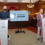 El vicepresidente primero y responsable del Área de Carreteras de la Diputación de Zamora, José María Barrios; y el diputado responsable del Área de Desarrollo Económico, Emilio Fernández, presentan los proyectos
