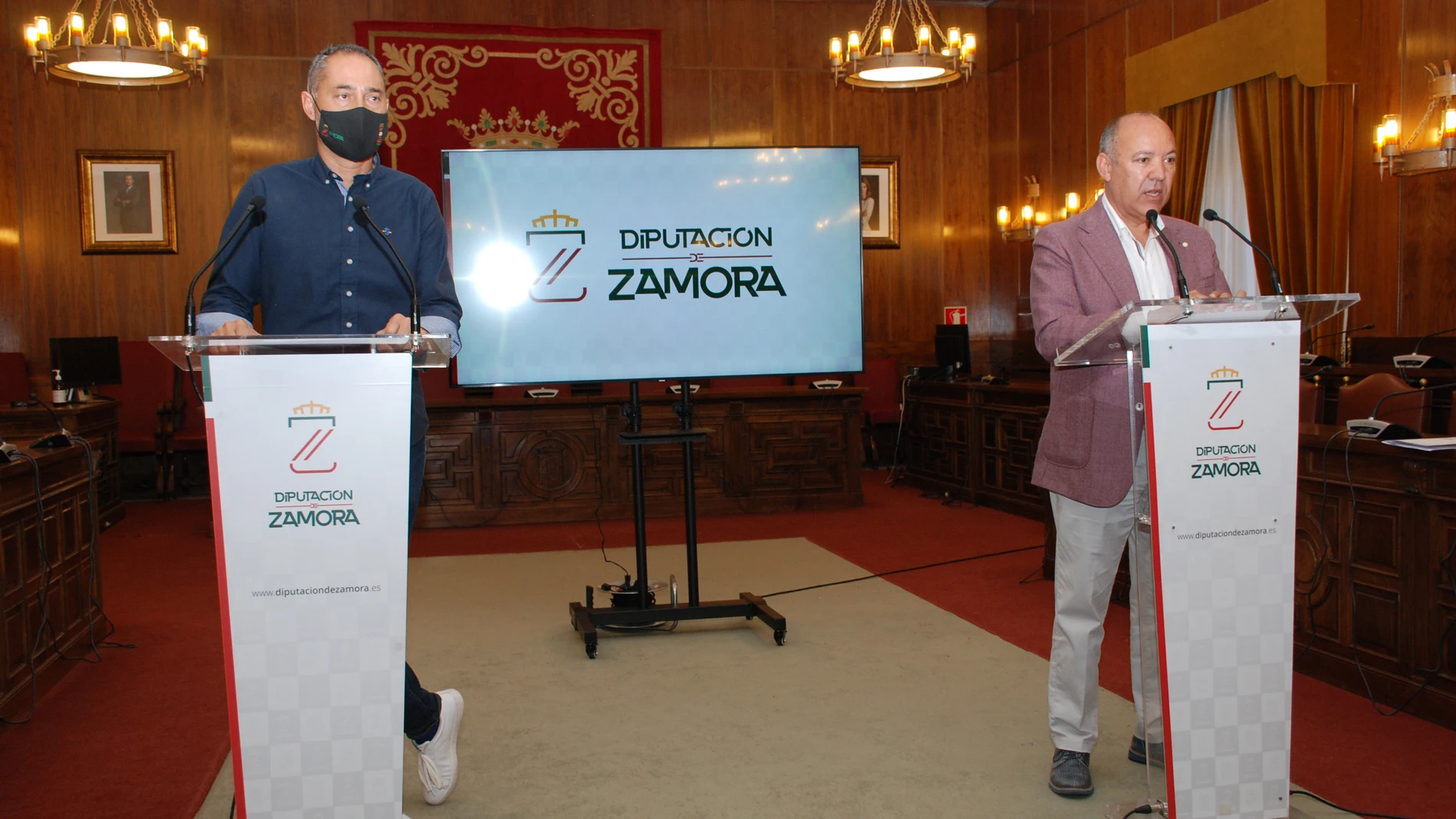 El vicepresidente primero y responsable del Área de Carreteras de la Diputación de Zamora, José María Barrios; y el diputado responsable del Área de Desarrollo Económico, Emilio Fernández, presentan los proyectos