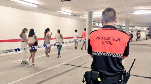 Ante la gran afluencia de personas hoy en el proceso de vacunación y las altas temperaturas, se ha trasladado gran parte de la zona de espera al área subterránea del Centro Cultural Miguel Delibes de Valladolid