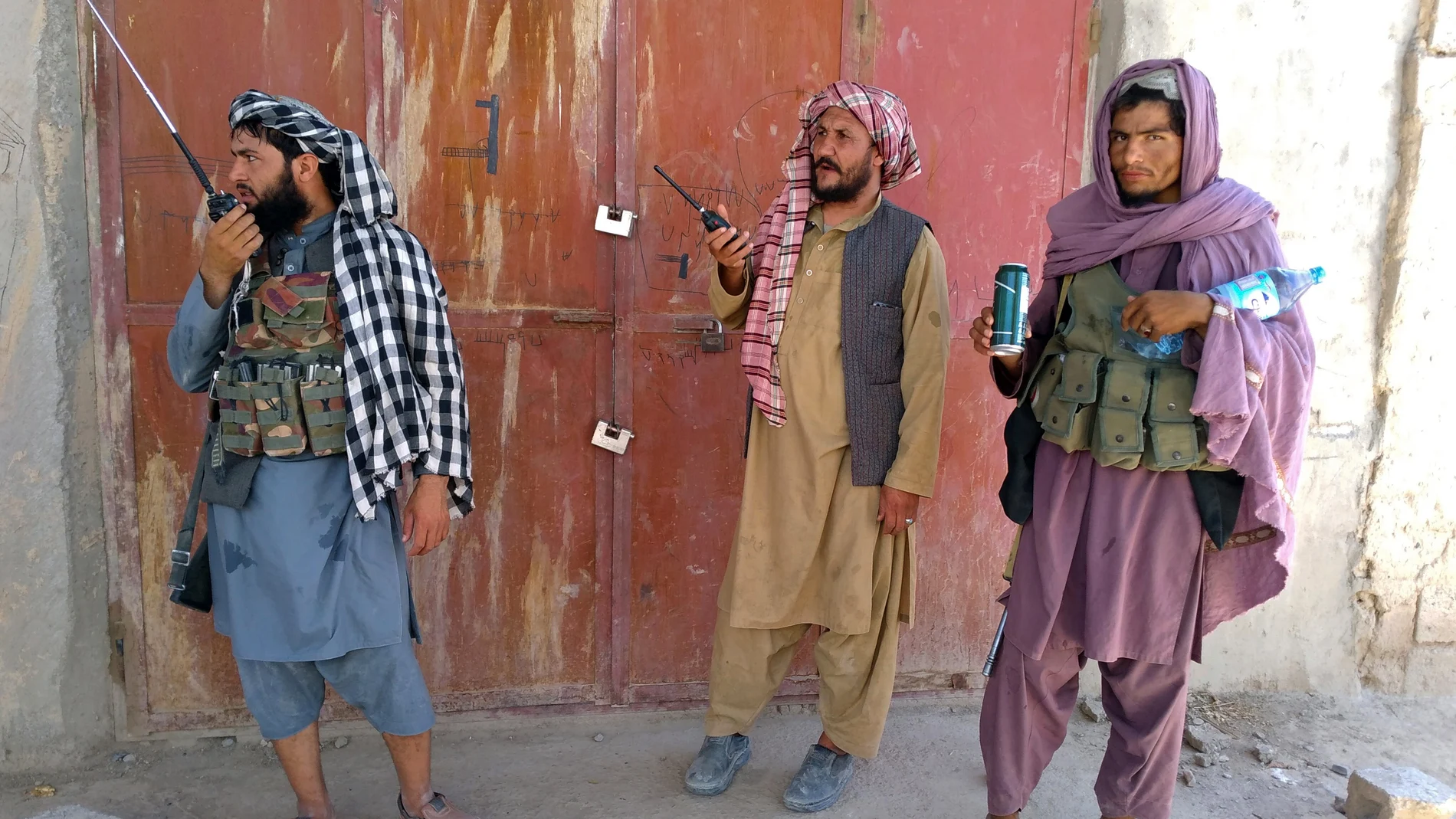 Combatientes talibanes en un checkpoint en la ciudad de Farah, capital de la provincia de Farah, al suroeste de Afganistán