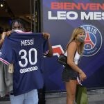 Un aficionado muestra la nueva camiseta de Leo Messi