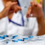 Una sanitaria prepara dosis de vacunas contra la covid-19 