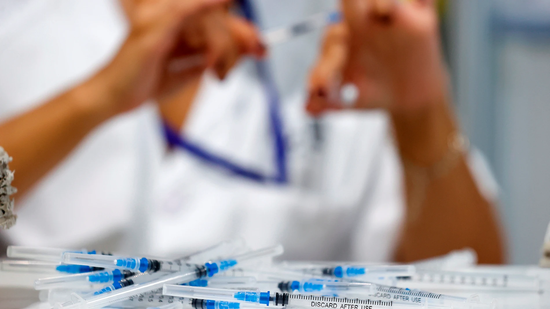 Una sanitaria prepara dosis de vacunas contra la covid-19
