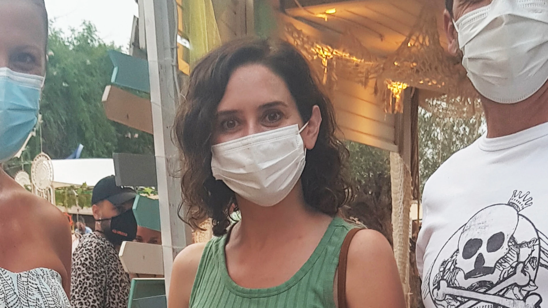 Isabel Díaz Ayuso pasea por el mercadillo de las Dalias, en Ibiza