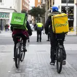 &quot;Riders&quot; de Uber Eats y Glovo por el centro de Madrid.