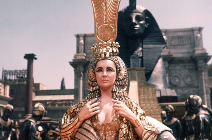 Liz Taylor se puso bajo las órdenes de Joseph L. Mankiewicz, en 1963, para convertirse en toda una faraona, Cleopatra