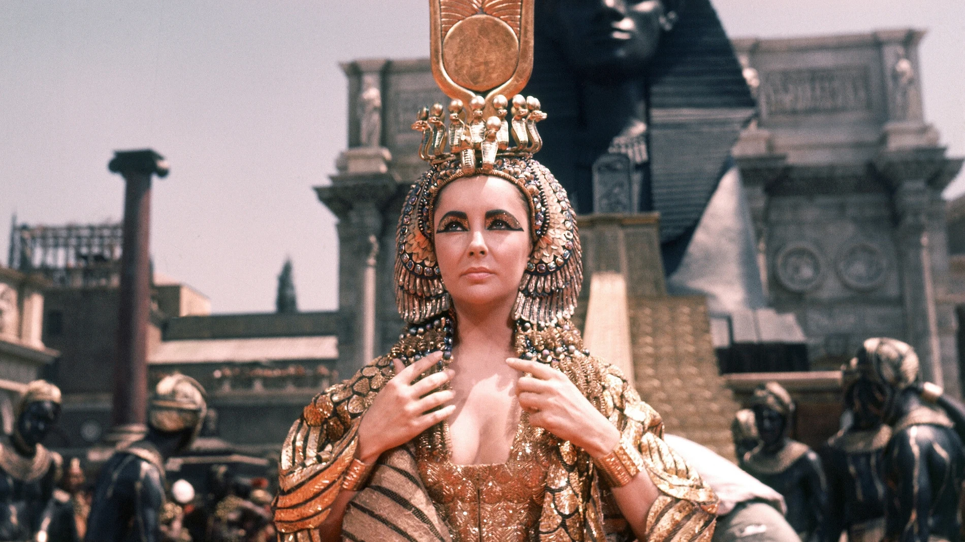 Liz Taylor se puso bajo las órdenes de Joseph L. Mankiewicz, en 1963, para convertirse en toda una faraona, Cleopatra