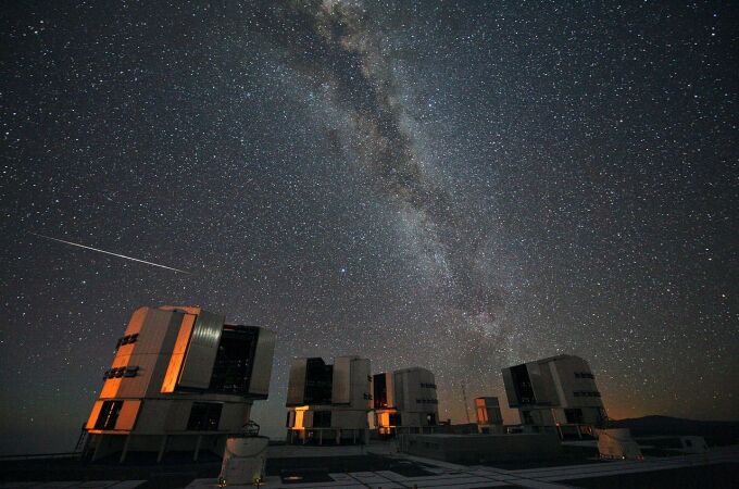 Un meteorito de las Perseidas sobre el Observatorio Paranal el 2010 localizado en el desierto de Atacama, al norte de Chile.