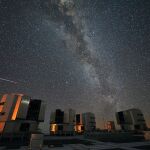 Un meteorito de las Perseidas sobre el Observatorio Paranal el 2010 localizado en el desierto de Atacama, al norte de Chile.