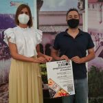La diputada de Prodestur, Magdalena Rodríguez, da a conocer junto al promotor de la idea, Luis Miguel Prada, la guía del arroz