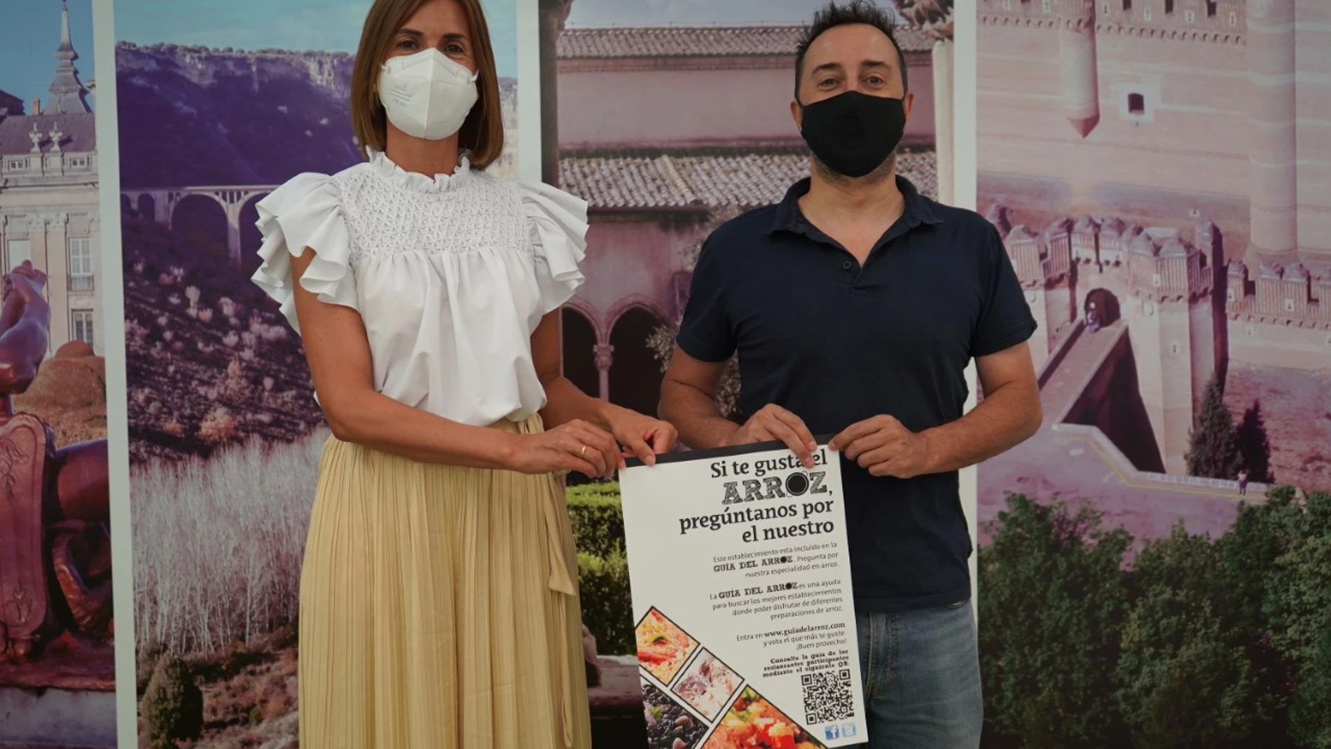 La diputada de Prodestur, Magdalena Rodríguez, da a conocer junto al promotor de la idea, Luis Miguel Prada, la guía del arroz