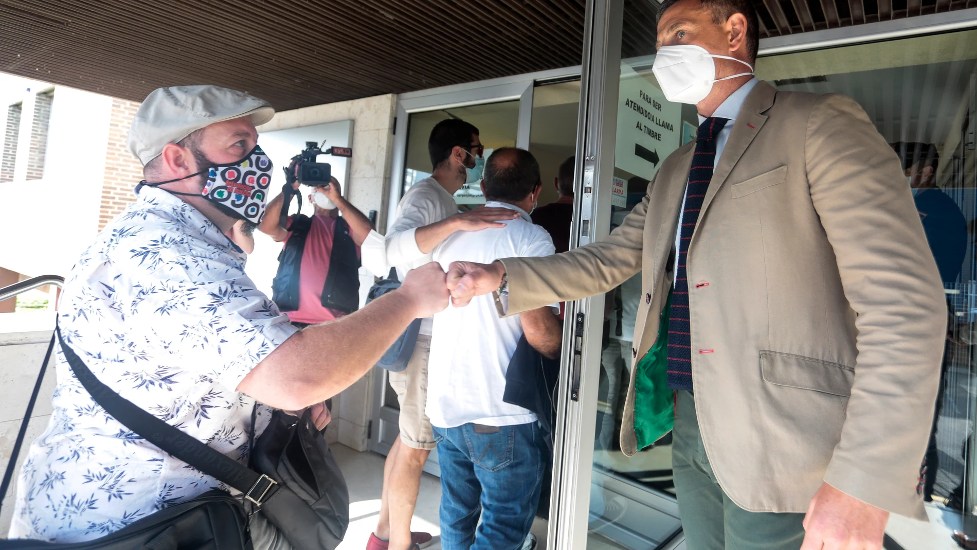 Reunión de LM, el comité de empresa y el viceconsejero de Empleo de la Junta de Castilla y León en la capital leonesa. En la imagen, el viceconsejero, David Martín, saluda al secretario general de la Federación de Industria de CCOO en León, Ángel Manuel Santos