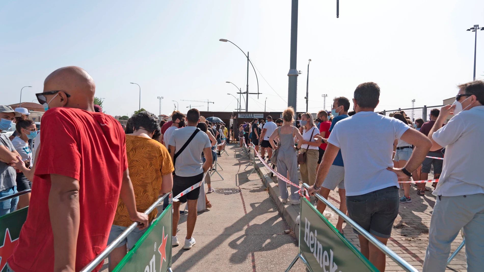 En la imagen, varias personas esperan cola para recoger sus entradas al Sonorama, uno de los festivales musicales más importantes del país, que regresa este fin de semana a Aranda de Duero (Burgos) tras la cancelación del año pasado por la crisis del coronavirus y bajo estrictas medidas de seguridad