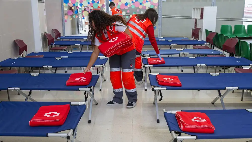 Voluntarios de Cruz Roja preparan el albergue