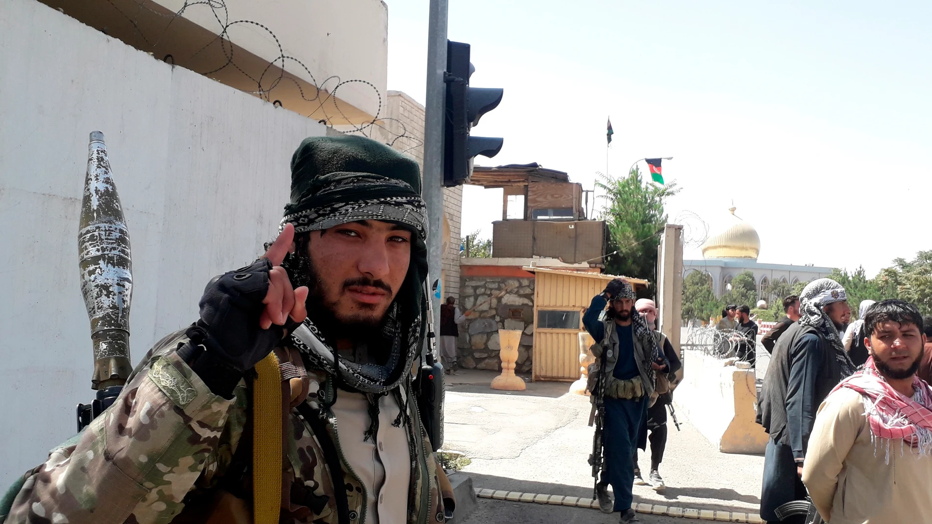 Los talibanes patrullan después de tomar la casa del gobernador en Ghazni, ayer