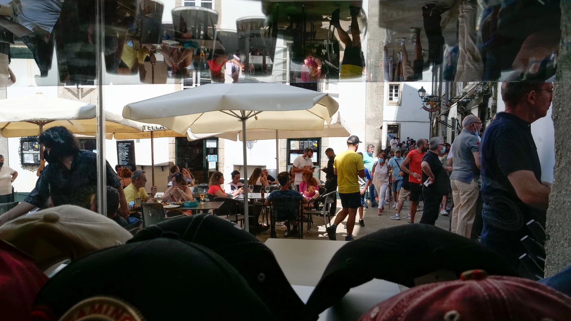 Varias personas en la terraza de un restaurante n Santiago de Compostela, A Coruña, Galicia (España).