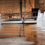 Un niño patina entre chorros de agua en una fuente en Elche (Alicante) para mitigar las altas temperaturas debido a la ola de calor que azota la península