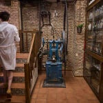 La farmacia Reina Madre, situada en la calle mayor 59 de Madrid, es el comercio más antiguo de Madrid. Creada en 1578 por un alquimista veneciano, abasteció a la Casa Real durante décadas. Actualmente tiene en los sótanos un museo que abrirá al publico en los próximos meses.