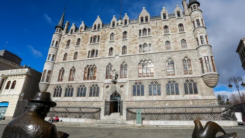 Fachada principal del edificio "Casa Botines" de León, diseñado y construído por el arquitecto español Antonio Gaudí