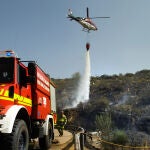 Medios aéreos y terrestres controlan las llamas en Siega Verde (Salamanca)