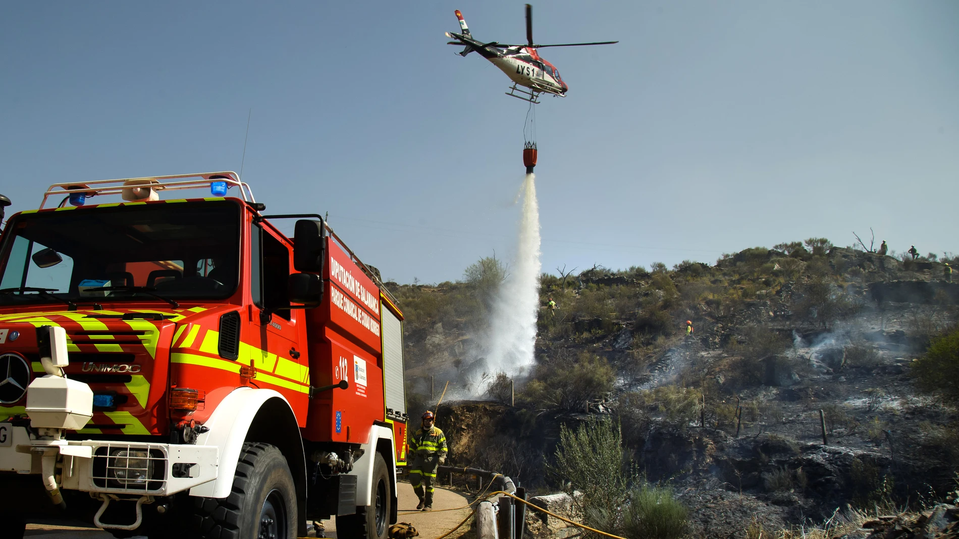 Medios aéreos y terrestres controlan las llamas en Siega Verde (Salamanca)