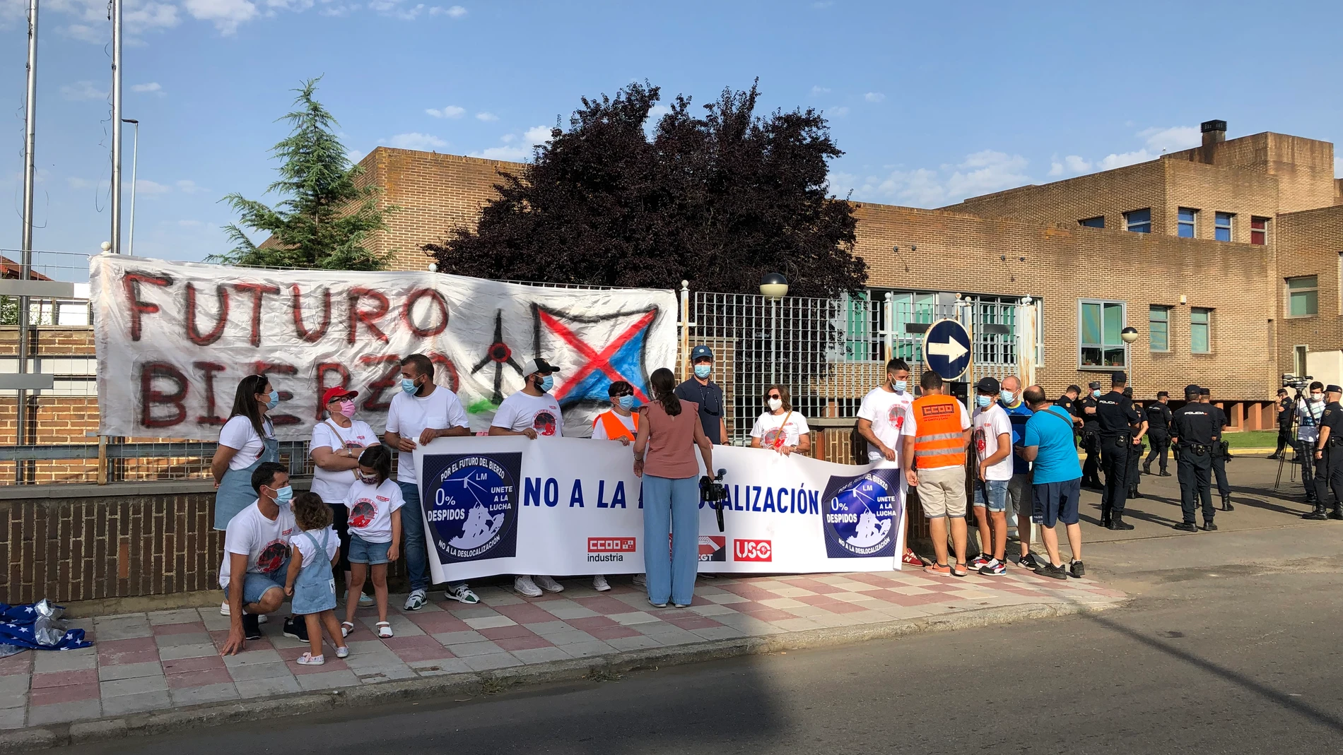 Fachada de la entrada de LM con varios empleados y familias en el día de ayer