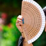 Una mujer intenta refrescarse con un abanico en el centro de Córdoba
