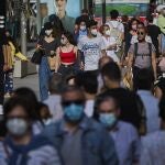 A la protección de las vacunas hay que sumar medidas no farmacológicas como el uso de las mascarillas y evitar aglomeraciones