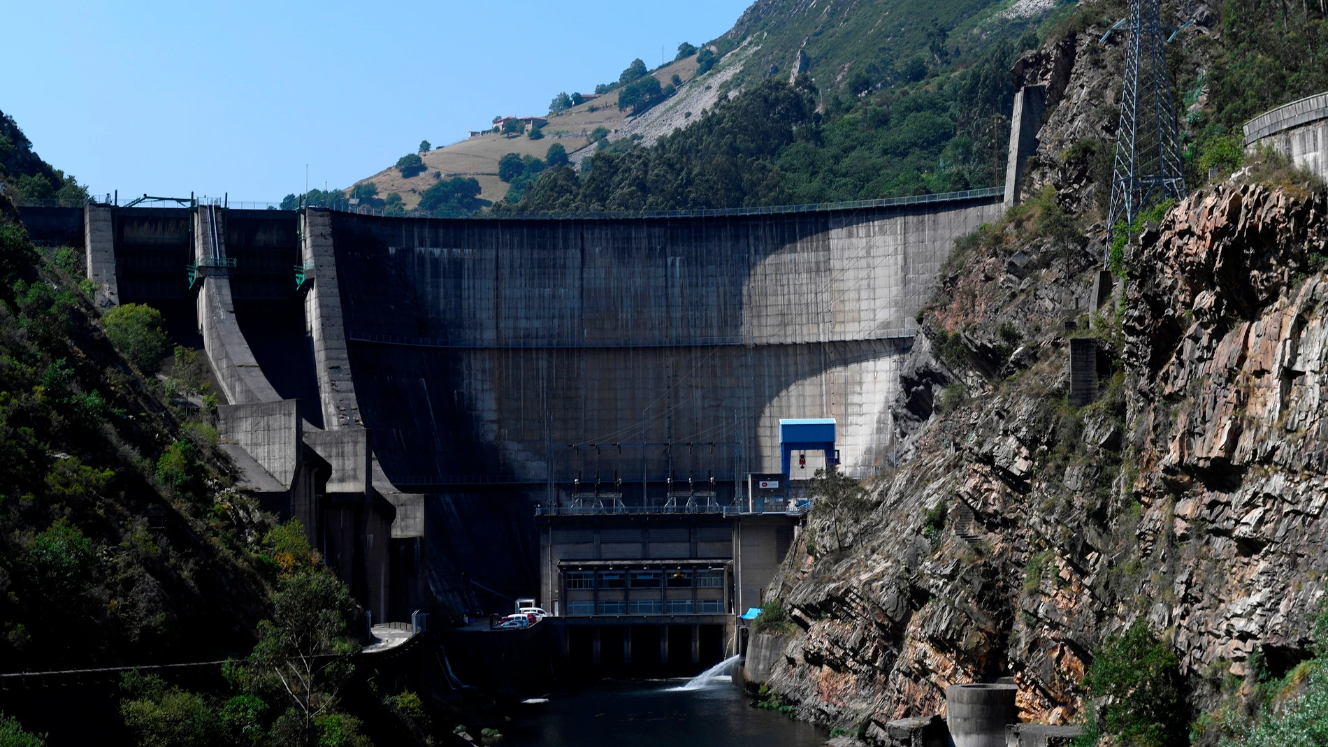 Vistas de los alrededores de una central hidroeléctrica