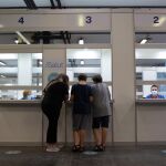 Tres adolescentes pidiendo hoara para la vacuna