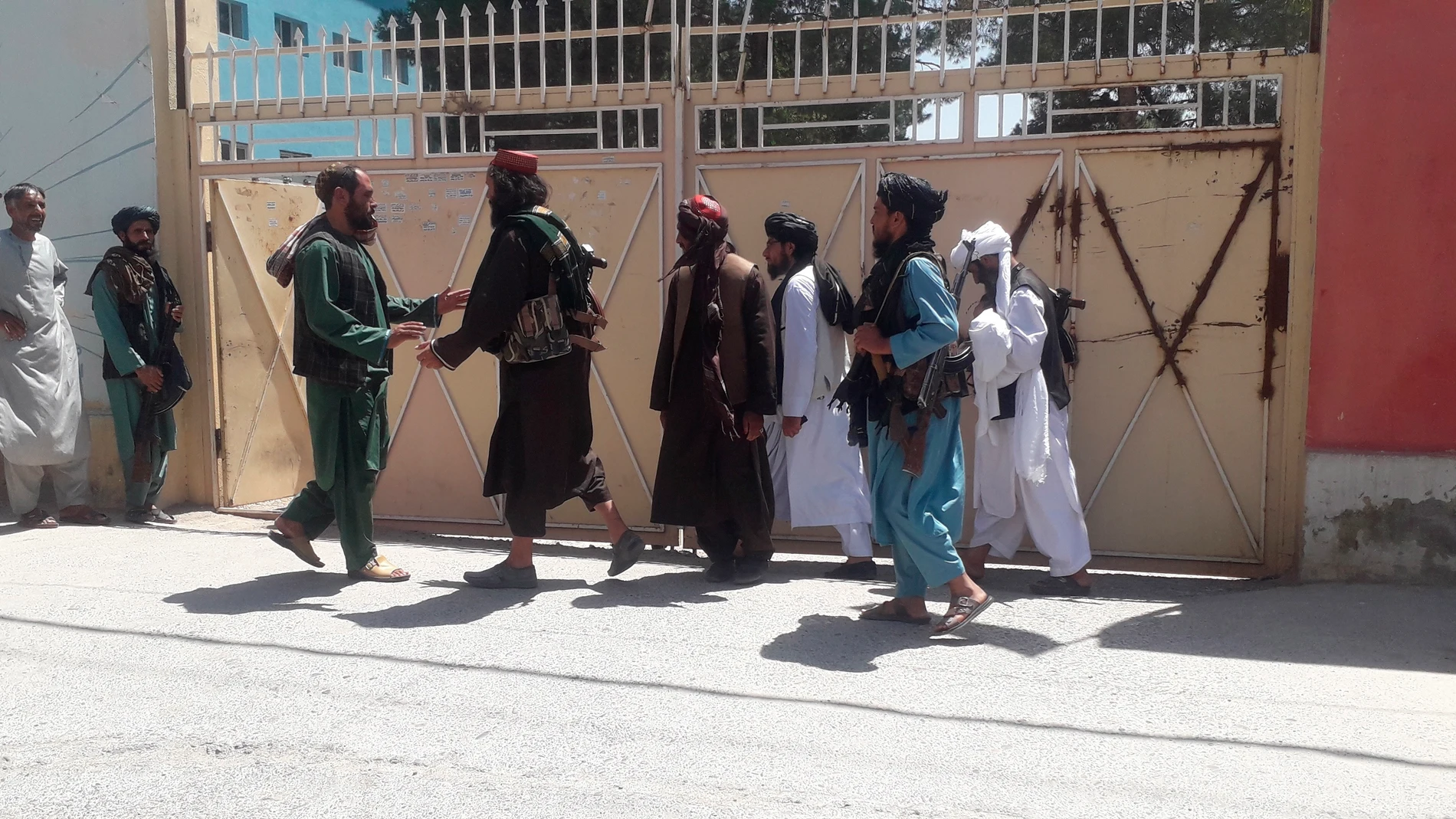 Un grupo de talibanes tras tomar el control de la ciudad de Herat este viernes