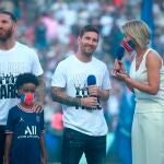 Messi, en su presentación en el campo del PSG, junto a Sergio Ramos