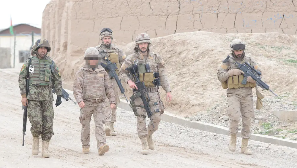Un traductor en una patrulla conjunta entre militares españoles y afganos