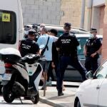 Miembros de la policía nacional comienzan el traslado de menores desde el centro de menores Santa Amelia, en Ceuta, este este sábado EFE/ Reduan Dris