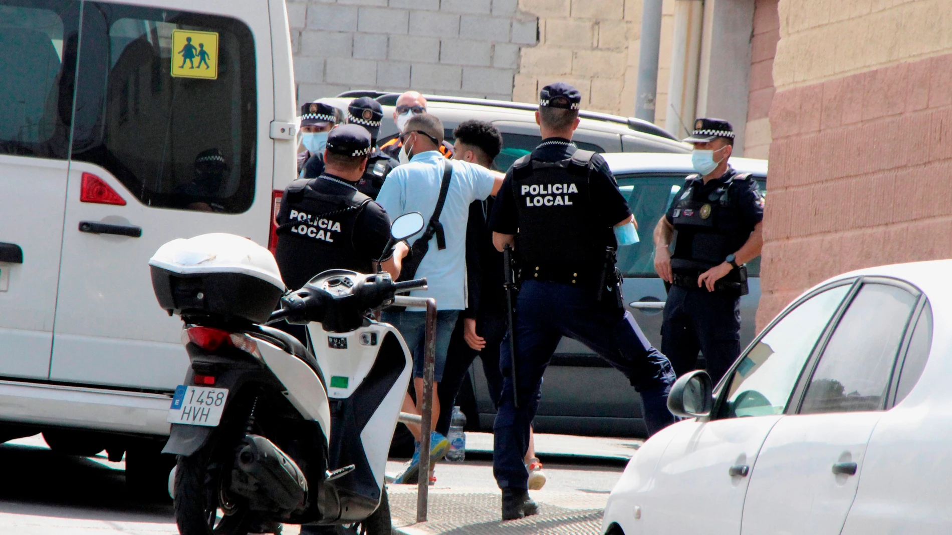 Miembros de la policía nacional comienzan el traslado de menores desde el centro de menores Santa Amelia, en Ceuta, este este sábado EFE/ Reduan Dris