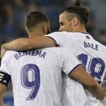 Benzema y Bale se felicitan tras uno de los goles del francés ante el Alavés