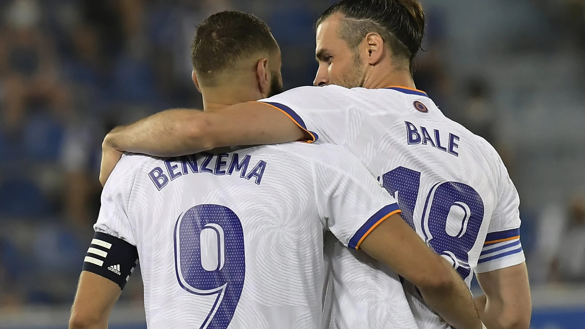 Benzema y Bale se felicitan tras uno de los goles del francés ante el Alavés